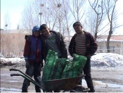 Hamurlu Çocuklar Kömür Toplayarak Para Kazanıyor