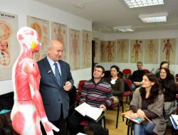 Doktorlar Akupunktur Öğreniyor, Hastalar Ücretsiz Tedavi Oluyor