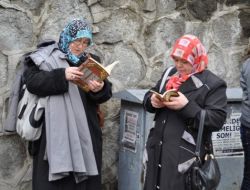Çocuğunu Sınava Getiren Kadın Sinir Krizi Geçirdi