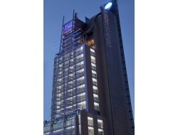 Abdi İbrahim, Dünya Saati’ne Destek İçin Işıklarını Kapattı