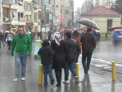 Aniden Bastıran Yağmur, Vatandaşlara Sığınacak Yer Arattı