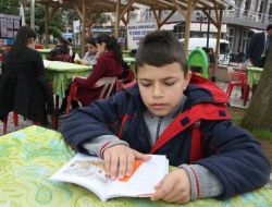 ‘mahalleli Okusun’ Diye Parkta Kitap Okudular