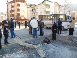 Minibüsün Çarptığı Otomobil Misafirlikten Dönen Kadının Ölümüne Yol Açtı