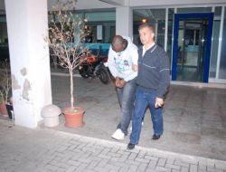 İzmir'de 2 Kamerunlu Dolandırıcı Yakalandı