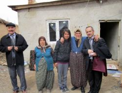 Öğrenciler, Yaşlıları Evlerinde Ziyaret Ederek Sevindirdi