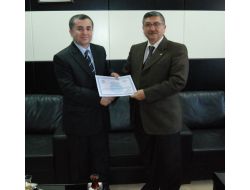 Cıvadan Zehirlenen Çocukları Tedavi Eden Doktor Ödüllendirildi