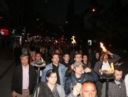 Chp'lilerden Meşaleli Yürüyüşle Protesto