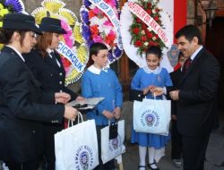 Polisi En Güzel Anlatan Öğrenciler Ödüllendirildi