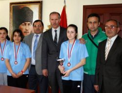 Kuş, Masa Tenisi Turnuvası'nda Dereceye Giren Öğrencileri Kabul Etti