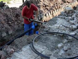 Adasu, Eskiyen 1,5 Kilometrelik İçme Suyu Şebekesini Yeniliyor