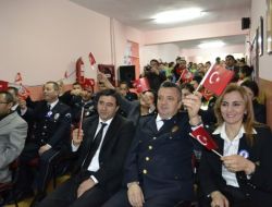 Polisler Kendileri İçin Etkinlik Hazırlayan Öğrencilere Çikolata Dağıttı
