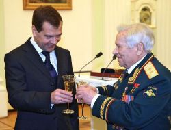 90 Yaşına Giren Kalaşnikof'a Medvedev Kahramanlık Madalyası Verdi