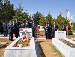 Şehitlikte Okunan Şiir Şehit Annelerini Duygulandırdı