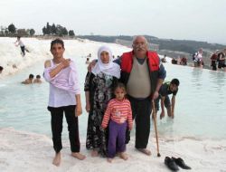 Vanlı Depremzedeler Pamukkale’yi Gezdi