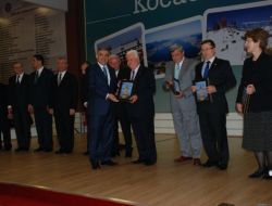 Gül, Kocaeli'de Hayırseverlere Plaket Verdi