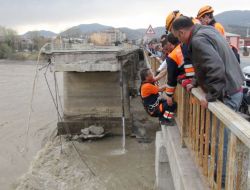 Filyos Çayında Kaybolan 15 Kişiyi Arama Çalışmaları Sürüyor