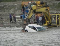 Nehre Düşen Otomobilin Kurtarılması Amatör Kameraca Görüntülendi