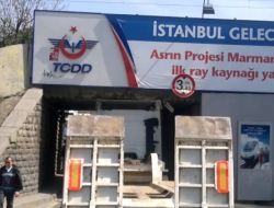 Tır Alt Geçide Sıkıştı