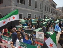 İzmir'de Esed'e Tabutlu Protesto