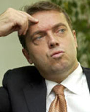 Tutuklama kararı sürüyor