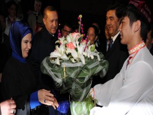 Erdoğan, Çin'de çiçeklerle karşılandı!