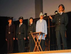 İzmir'in Çok Amaçlı Salonlarında Ücretsiz Tiyatro Sahneleniyor