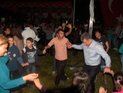 Emniyet Müdürü Göbek Atıp Halay Çekti