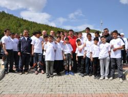 Vali Öz, Tugay’da Çocuk Esirgeme Kurumu’ndan Gelen Çocuklarla Yürüdü