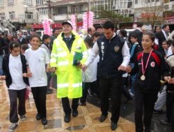 Polis, Halaya Katılarak Öğrencilerin Sevincini Paylaştı