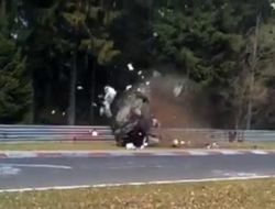 Yarış Pistindeki Kaza Anı Kamerada