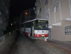 Kaza Yapan Otobüs Mahalleyi Ayağa Kaldırdı