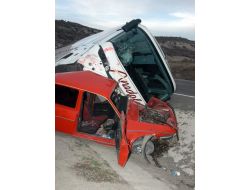 Otobüse Çarpan Otomobildeki İki Kişi Yaralandı