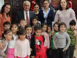 Anaokulu Öğrencileri. Vali Şahin'i Ziyaret Etti