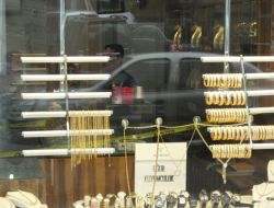 Kuyumcuya Giren Soyguncu Bir Kilo Altınla Kayıplara Karıştı