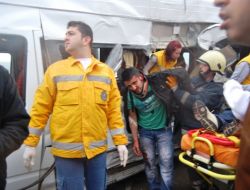 Kamyon Servis Minibüsüne Çarptı!