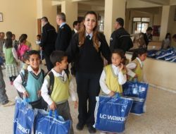 Polis Amca, 2 Bin 200 İhtiyaç Sahibi Öğrenciyi Sevindirdi