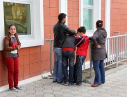 Sokaktaki Silahlı Kavgada Yoldan Geçen 3 Çocuk Annesi Başından Vuruldu