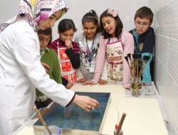 Başakşehirli Çocuklar ‘ebru Sanatını’ Öğreniyor