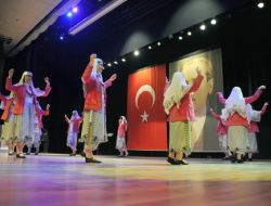 Polis Korosu Ve Yabancılar Folklor Ekibi Sahne Aldı