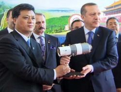 Başbakan Uydu Üretim Tesisini Ziyaret Etti