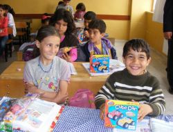Viranşehir Emniyet Müdürü Urhan, 400 Öğrenciye Oyuncak Hediye Etti