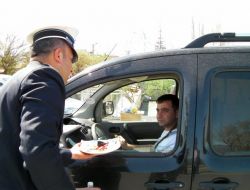 Polis Bu Sefer Ceza İçin Değil Şeker Ve Kolonya İkramı İçin Durdurdu