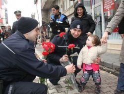 Polis, Ağrı'da Vatandaşlara Gül Dağıttı