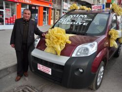 Avm'lerle Mücadele İçin 50 Liralık Çorap Alana Araba Veriyor