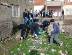 Önce Okullarını Sonra Mahalleyi Temizlediler