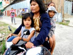 Endonezya’da Halk Yüksek Yerlere Çıktı!