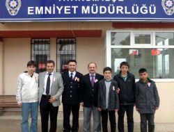 Anafenli Öğrencilerden Polis Amcalarına Kutlama Ziyareti