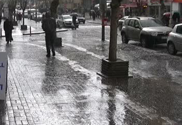 Başkentte yağmurla karışık yağan dolu