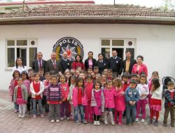 Minik Öğrenciler Şarkılarıyla Polisleri Neşelendirdi