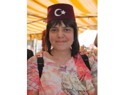 Türkçe Bilen Alman Hemşirenin Paskalya Hediyesi Ay Yıldızlı Fes Oldu